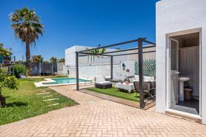 SE VENDE CASA 207 M2 4 HABITACIONES, 3 BAÑOS, UN ASEO, DOS SALONES CON PATIO 265 M2 CON PISCINA Y BAÑO EXT. photo 0