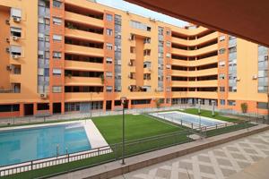 Estupendo piso en urbanización privada en Sevilla photo 0