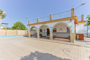Chalet independiente con piscina en Urb. Santa Genoveva (Alcala de Guadaira) photo 0