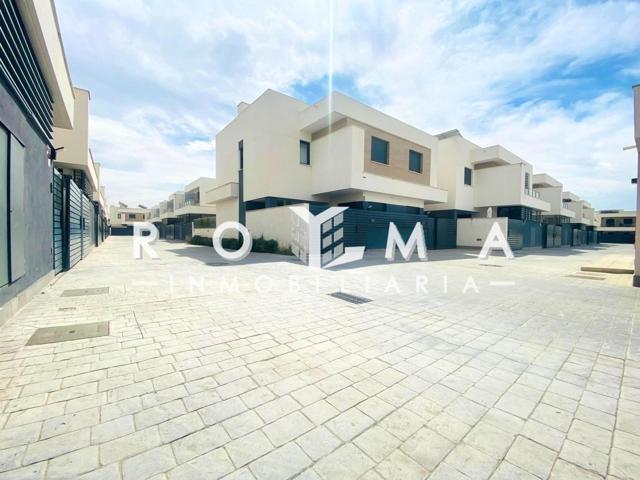 Chalet Adosado en Jose Mejias Salguero, Entrenúcleos photo 0