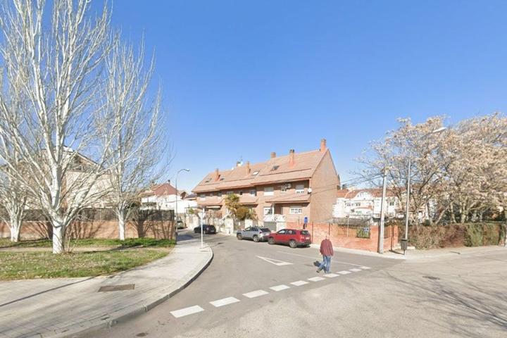 Unifamiliar Pareada En alquiler en Calle Del Solano, Barajas, Madrid photo 0