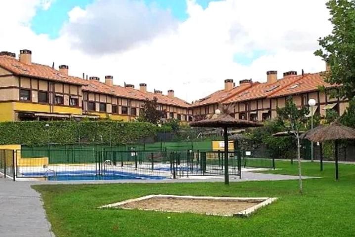 Unifamiliar Pareada En venta en Calle Mariano Barbacid, Viñas Viejas, Boadilla Del Monte photo 0