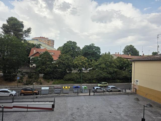 ALQUILER Amplio y luminoso piso en el corazón de Burgos photo 0