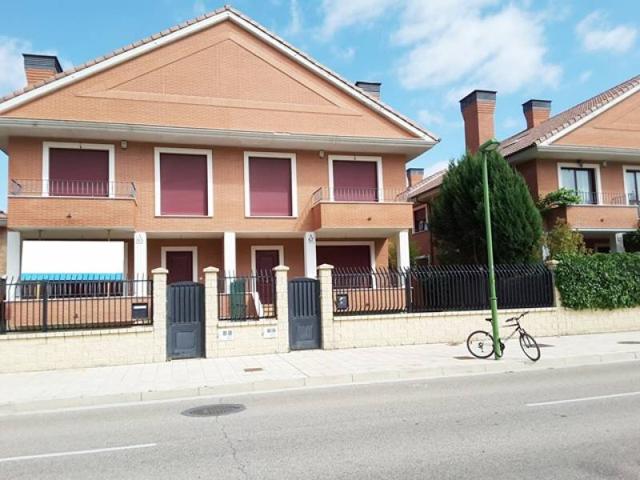 Chalet Pareado en Burgos - Oportunidad Única photo 0