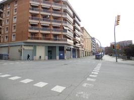 Local comercial esquinero de 742m2 en Manresa photo 0