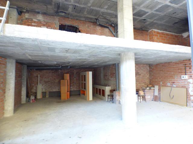 LOCAL EN VENTA CON GRAN APARADOR SITUADO EN UNA ZONA DE PASO DE MANRESA photo 0