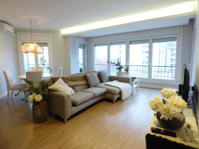 PISO TOTALMENTE REFORMADO EN EL PLENO CENTRO DE MANRESA CON 3 HAB. BALCÓN, ASECENSOR Y PARQUING OPCIONAL photo 0