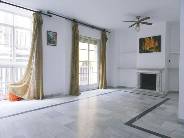 Impresionante y señorial piso en el centro de Lucena photo 0