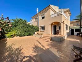 CHALET ADOSADO CON AMPLIA PARCELA photo 0