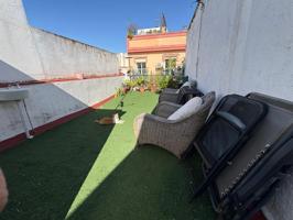 Oportunidad única! Casa de 3 pisos en el corazón de la ciudad photo 0