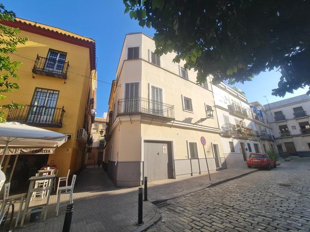 SINGULAR CASA DE ESQUINA CON GARAJE EN EL CENTRO DE SEVILLA photo 0