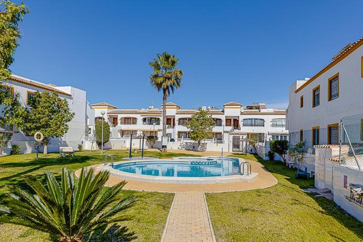 BUNGALOW DE 2 DORMITORIOS CON JARDIN Y PISCINA COMUNITARIA A ESCASOS METROS DEL CAMPO DE GOLF photo 0