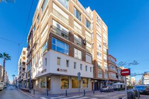 APARTAMENTO DE 3 DORMITORIOS CON VISTAS AL PUERTO Y AL MAR EN TORREVIEJA, ZONA CENTRO photo 0