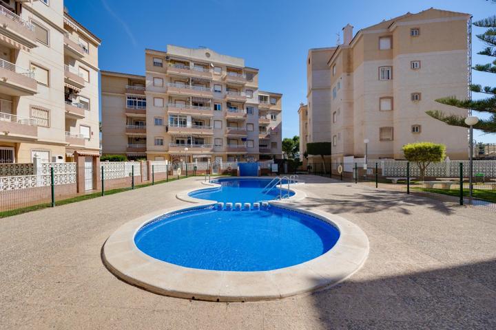 Apartamento de 2 dormitorios en residencial con piscina, en Torrevieja photo 0