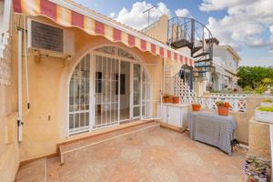 Encantador adosado de 1 dormitorio con jardín privado en El Chaparral, Torrevieja photo 0