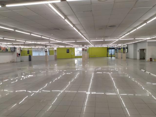 Gran local comercial en alquiler photo 0