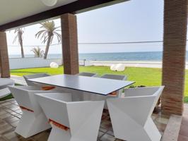 Moderna villa en primerísima línea de playa photo 0