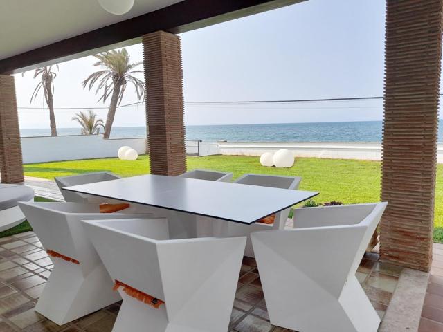 Moderna villa en primerísima línea de playa photo 0