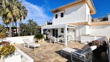 Hermoso ático completamente renovado con 3 terrazas y garaje, a solo 250 m del mar. photo 0