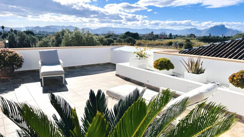 Hermoso ático completamente renovado con 3 terrazas y garaje, a solo 250 m del mar. photo 0
