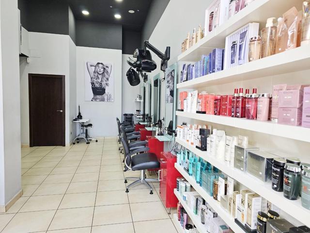 Se traspasa salón de belleza totalmente equipada en casco urbano photo 0