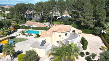 Villa muy bien cuidada con 2.185 m2 de terreno, gran piscina, pista de tenis, pozo, garaje, calefacción, aire acondicio photo 0