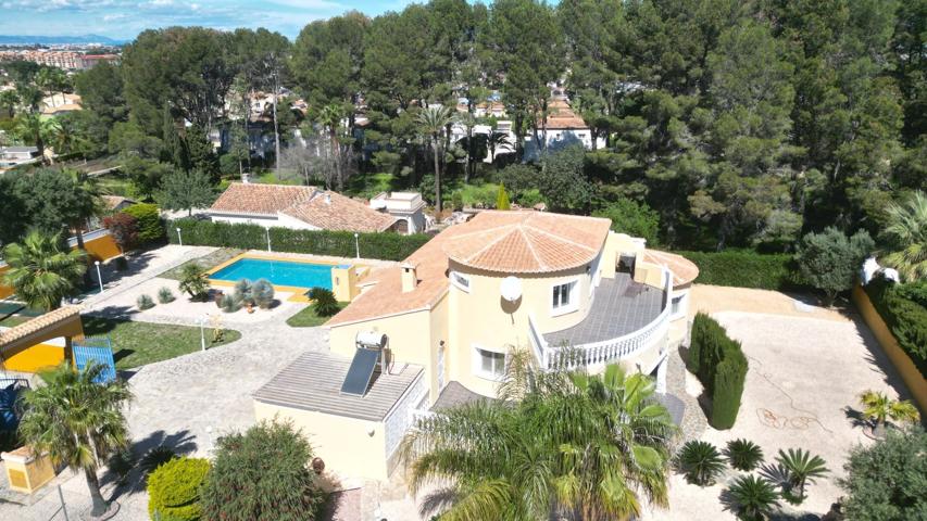 Villa muy bien cuidada con 2.185 m2 de terreno, gran piscina, pista de tenis, pozo, garaje, calefacción, aire acondicio photo 0
