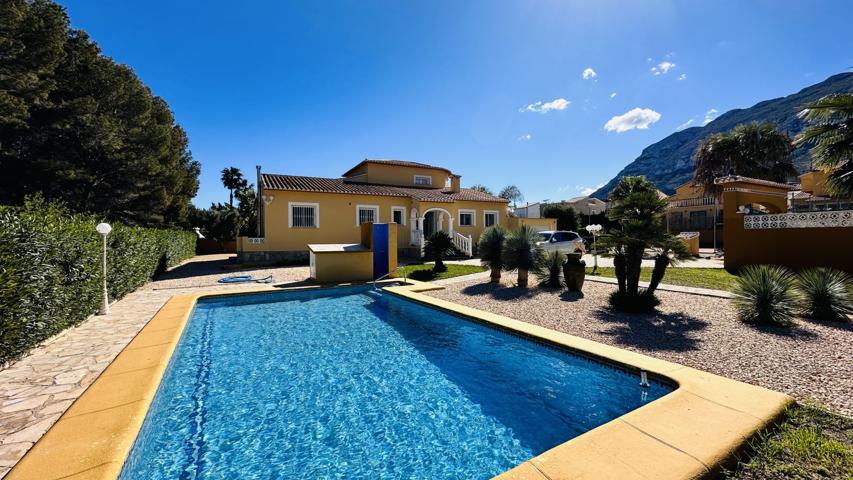 Villa muy bien cuidada con 2.185 m2 de terreno, gran piscina, pista de tenis, pozo, garaje, calefacción, aire acondicio photo 0