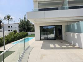 Apartamento en planta baja de obra nueva en exclusiva urbanización en primera línea de playa photo 0