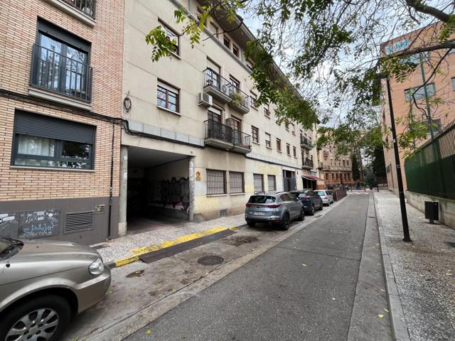 Plaza de garaje junto a edificio Trovador. photo 0