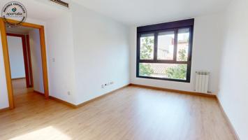 ¡Oportunidad Única en Villanueva de Gallego! Piso Luminoso y Moderno Cerca de la Universidad San Jorge photo 0