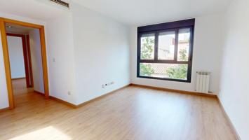 ¡Oportunidad Única en Villanueva de Gallego! Piso Luminoso y Moderno Cerca de la Universidad San Jorge photo 0