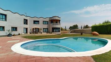 Exclusiva propiedad con piscina privada en Garrapinillos photo 0