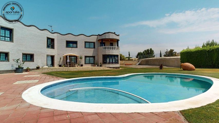 Exclusiva propiedad con piscina privada en Garrapinillos photo 0