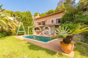 Exclusiva casa en Les Sureres de Mataró – Privacidad, amplitud y entorno privilegiado photo 0