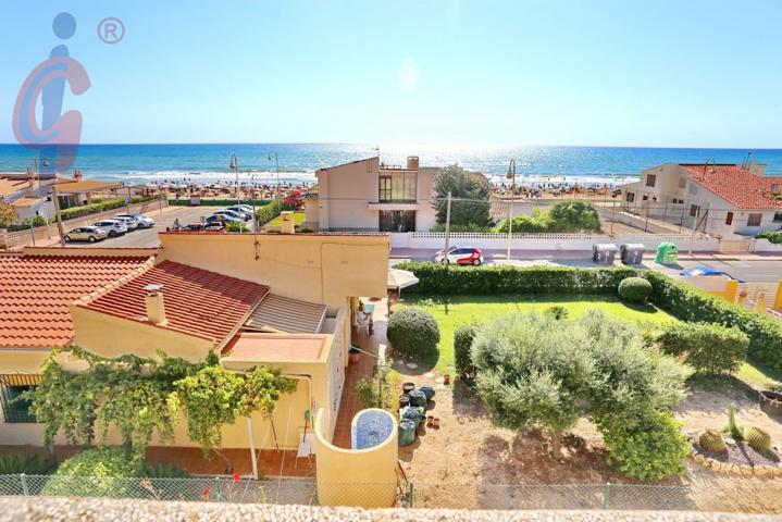 ¡Un chalet independiente en la SEGUNDA LINEA de playa, con hermosas vistas al mar! photo 0