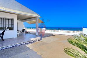 ¡Oportunidad de chalet en primera linea de playa en Guardamar del Segura! photo 0