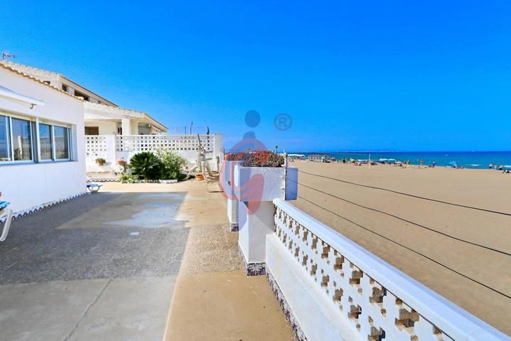 ¡Oportunidad de chalet en primera linea de playa en Guardamar del Segura! photo 0