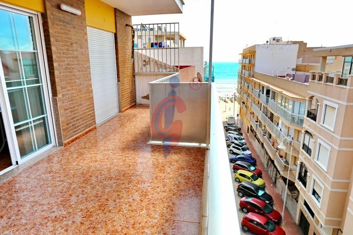 ¡ Se vende apartamento con 3 dormitorios + 2 baños a 30m. de la playa con orientación sur! photo 0