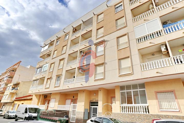 ¡Apartamento en el centro de Guardamar con piscina comunitaria! photo 0