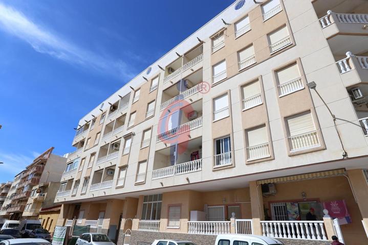 En venta apartamento de dos dormitorios con piscina en Guardamar del Segura photo 0