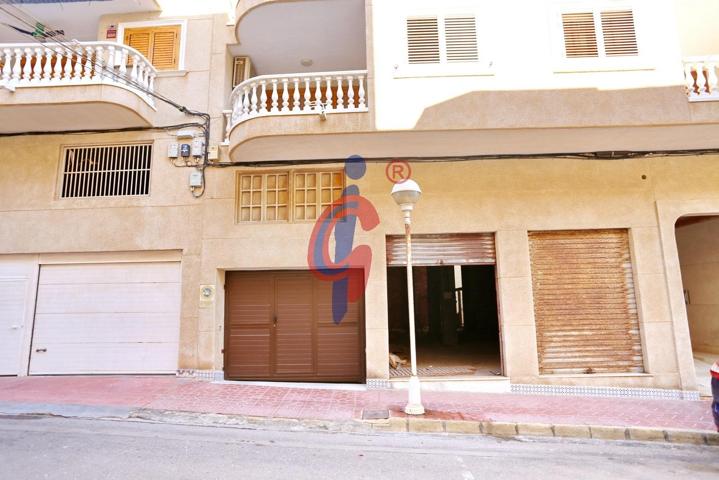 Local comercial en venta a escasos metros del paseo marítimo de Guardamar photo 0