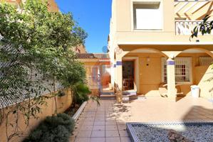 ¡Chalet adosado en venta a escasos metros de la playa de Guardamar del Segura! photo 0
