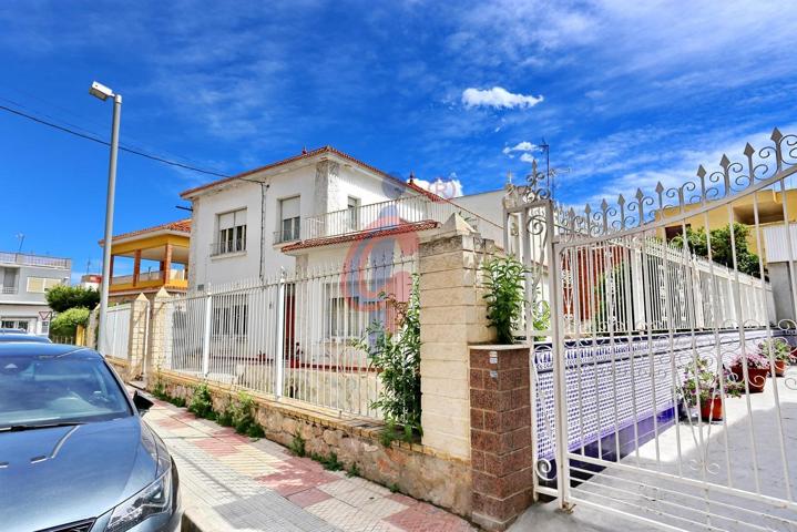 ¡En venta casa de cinco dormitorios con terreno en Dolores! photo 0