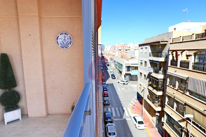 ¡En venta apartamento en última planta de tres dormitorios en Guardamar del Segura! photo 0
