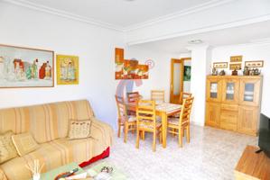 Amplia vivienda de tres dormitorios con plaza de aparcamiento a pocos metros del mar en Guardamar de photo 0