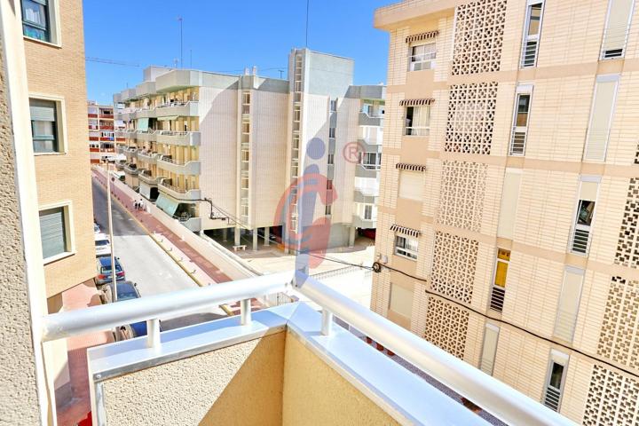 Amplia vivienda de tres dormitorios con plaza de aparcamiento a pocos metros del mar en Guardamar de photo 0