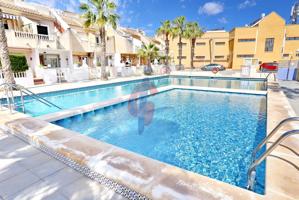 Encantador chalet adosado en urbanización privada con piscina en Pinomar, Guardamar del Segura photo 0