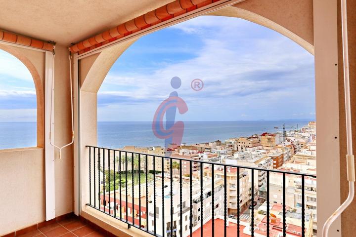 ¡Espectacular vivienda en la planta catorce en las torres de Torrevieja! photo 0