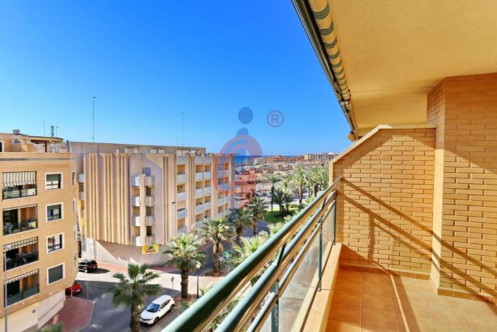 ¡Luminoso apartamento con vistas sobre la Avenida Cervantes y el mar en Guardamar del Segura! photo 0